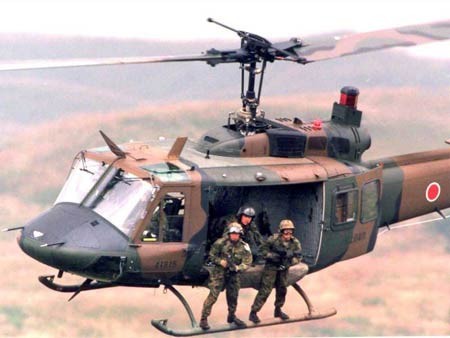 Binh sĩ Nhật Bản được cho là được đào tạo chuyên nghiệp, trình độ cao. Trong hình là máy bay trực thăng thông dụng UH-1J của Lực lượng Phòng vệ Mặt đất Nhật Bản.